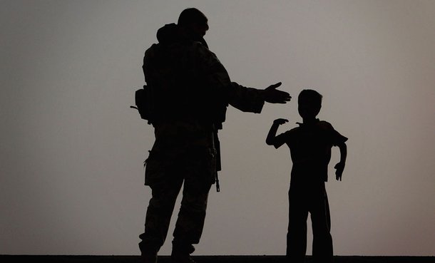 Militar estadounidense con niño 