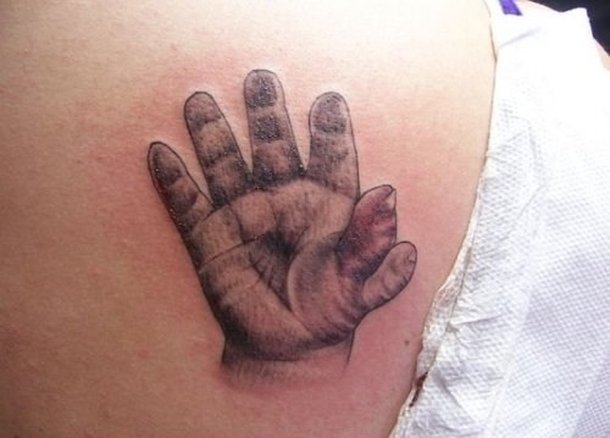mano con seis dedos