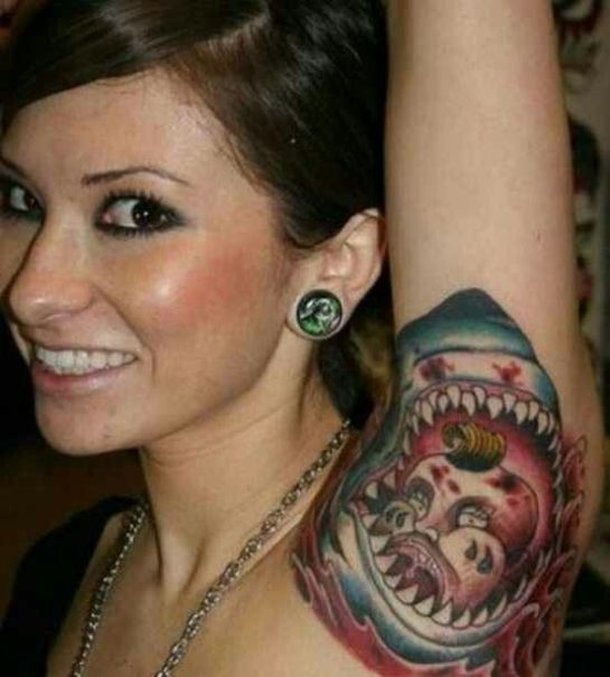 axila tatuada